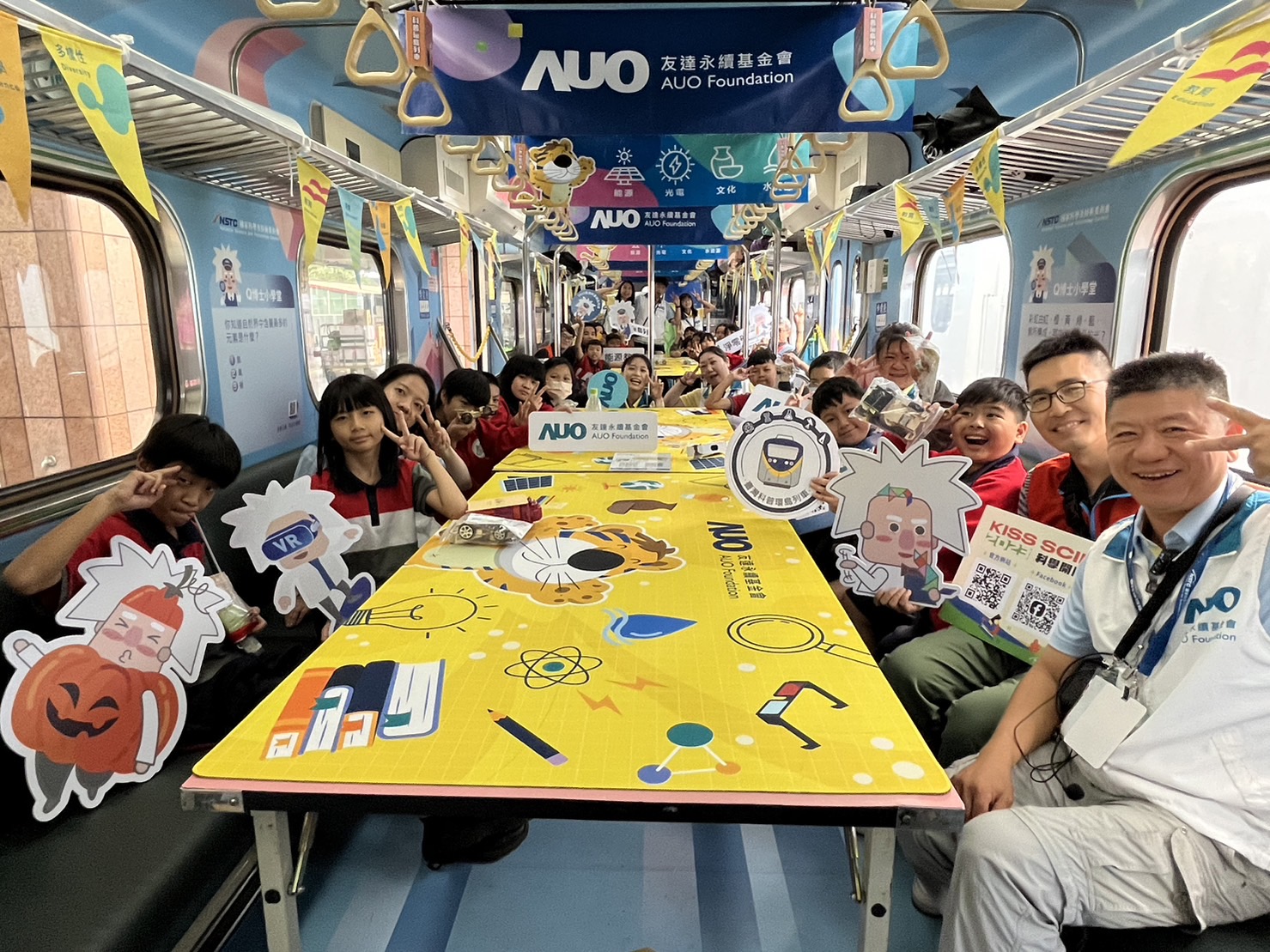 pg电子永續基金會參與「臺灣科普環島列車」，設計基礎科學車廂課程，以「淨零碳排和永續能源」為主題，讓學生透過創意實驗認識淨零知識，以及思考生活中的減碳行為