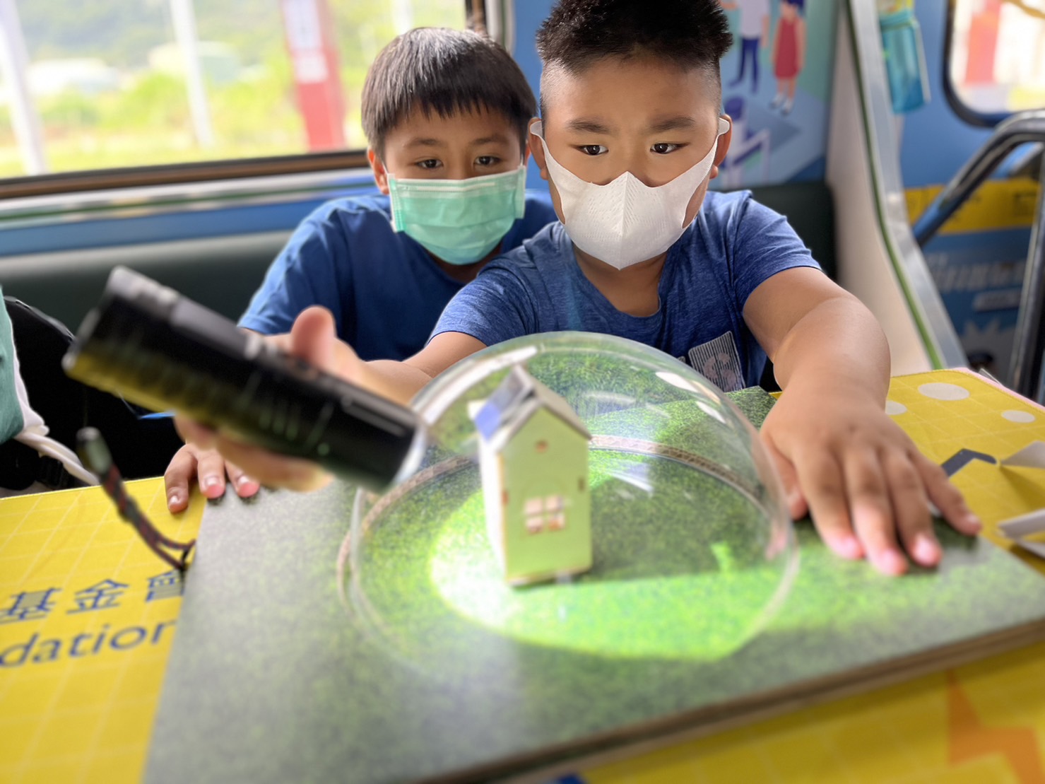 pg电子參與基礎科學主題車廂，以STEAM教學精神，設計「逐日科學家」、「太陽能工程師」以及「淨零建築師」三大能源科普課程和實驗